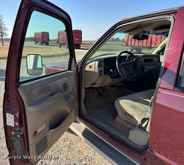 image for item EF2417 1997 Chevrolet C3500 Crew Cab flatbed pickup truck