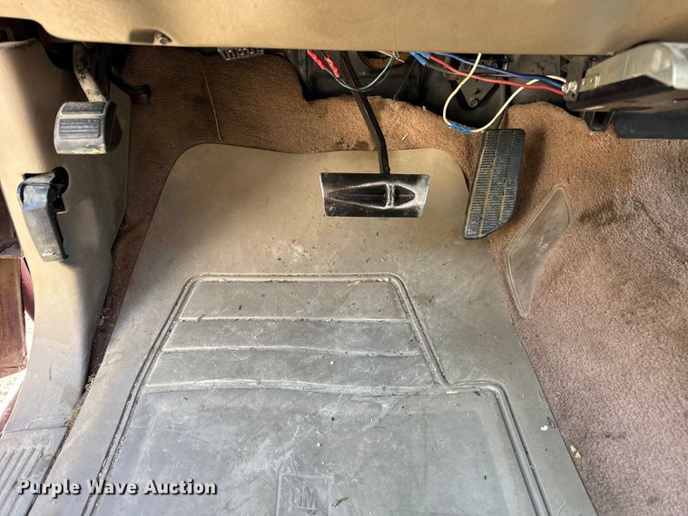 image for item EF2417 1997 Chevrolet C3500 Crew Cab flatbed pickup truck