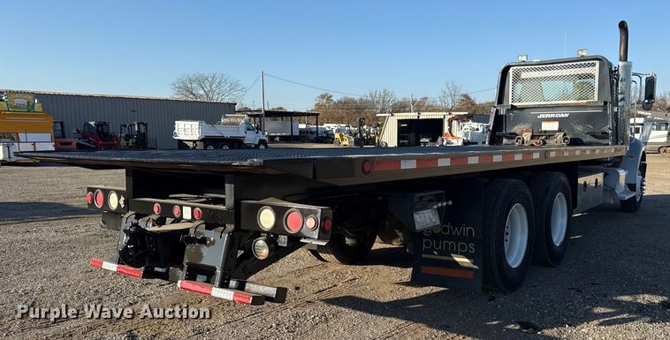 image for item EG1753 2011 Peterbilt 348 rollback truck
