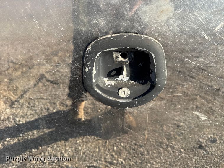 image for item EG1753 2011 Peterbilt 348 rollback truck