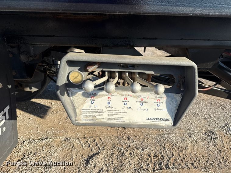 image for item EG1753 2011 Peterbilt 348 rollback truck