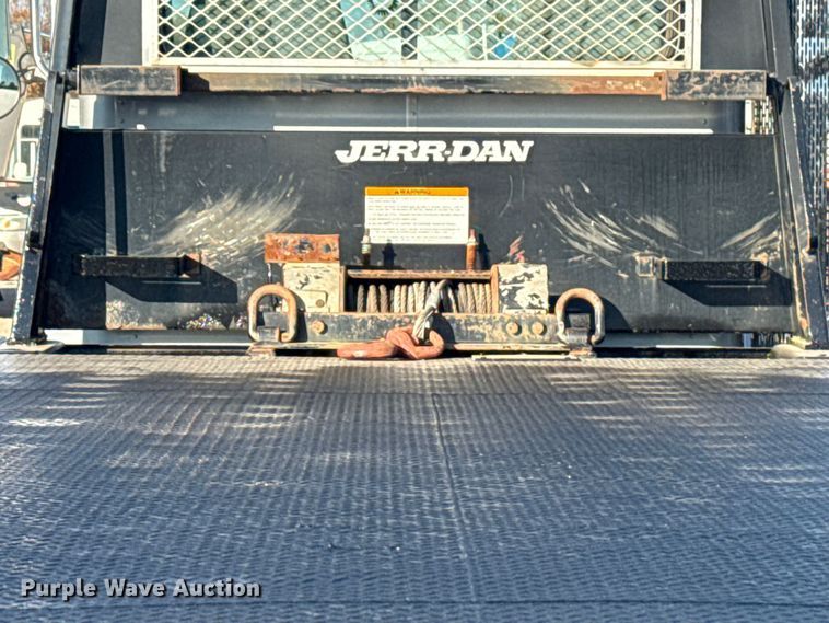 image for item EG1753 2011 Peterbilt 348 rollback truck