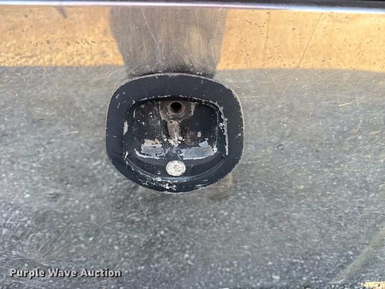 image for item EG1753 2011 Peterbilt 348 rollback truck