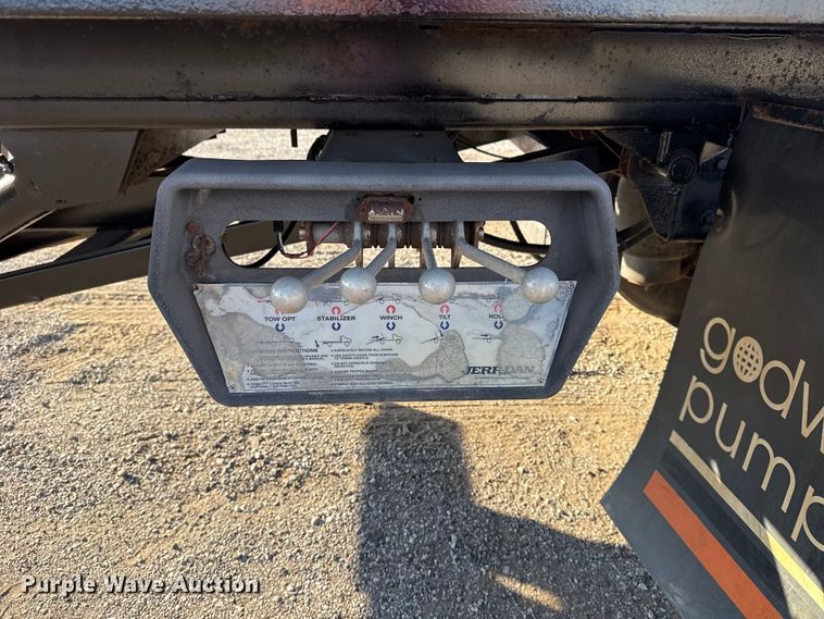 image for item EG1753 2011 Peterbilt 348 rollback truck