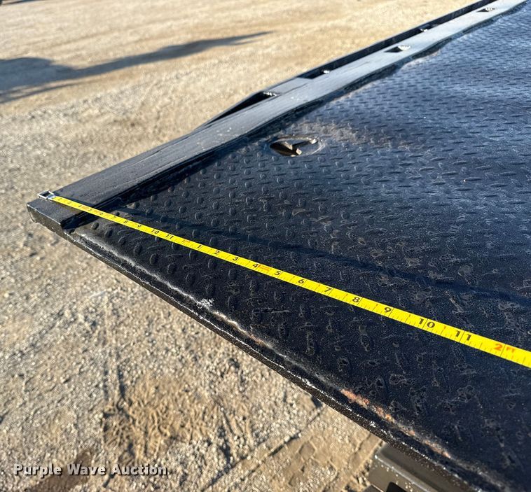 image for item EG1753 2011 Peterbilt 348 rollback truck