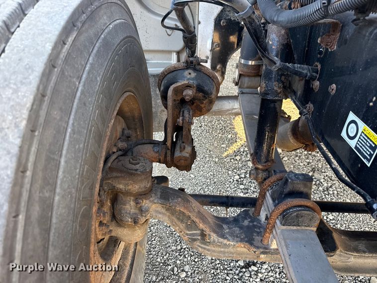 image for item EG1753 2011 Peterbilt 348 rollback truck