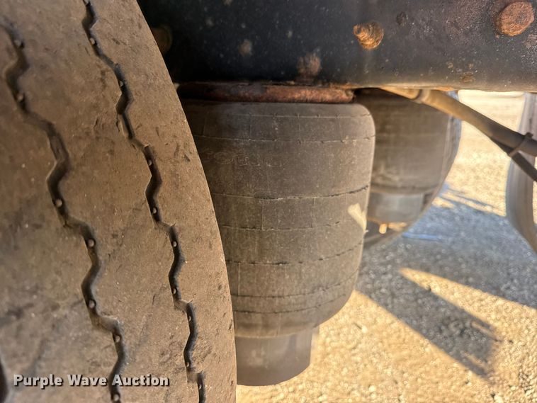 image for item EG1753 2011 Peterbilt 348 rollback truck