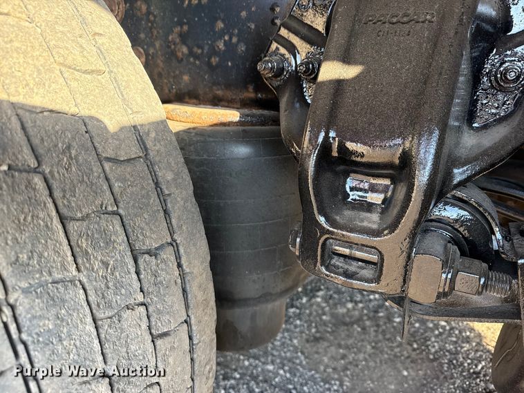 image for item EG1753 2011 Peterbilt 348 rollback truck