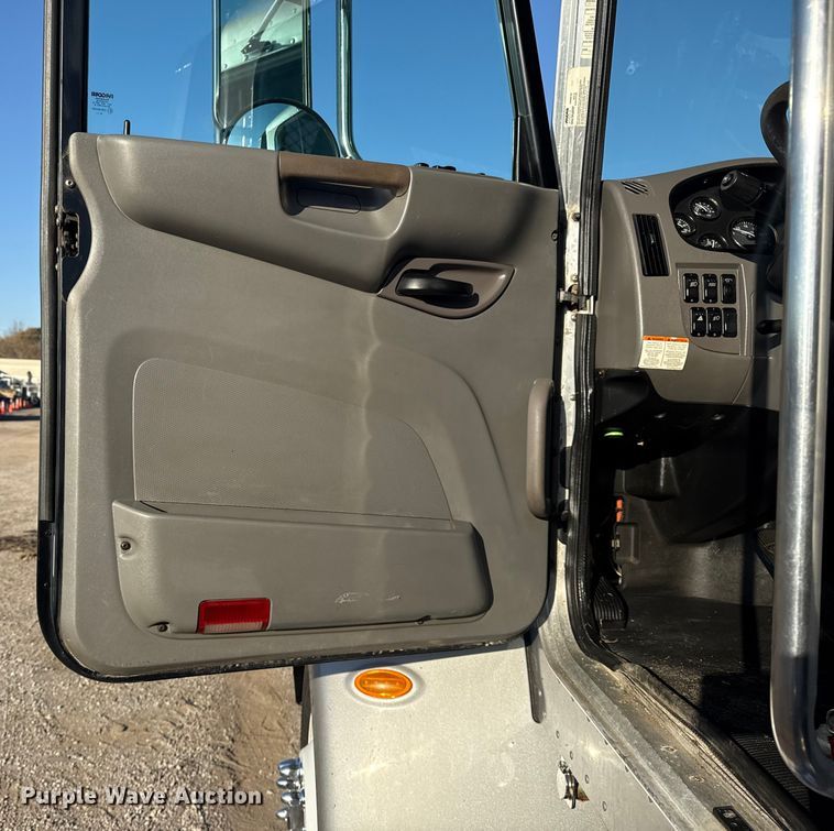image for item EG1753 2011 Peterbilt 348 rollback truck