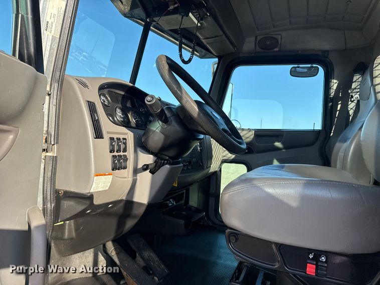 image for item EG1753 2011 Peterbilt 348 rollback truck