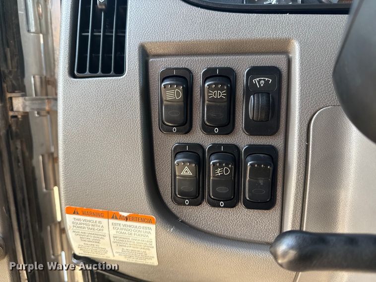 image for item EG1753 2011 Peterbilt 348 rollback truck