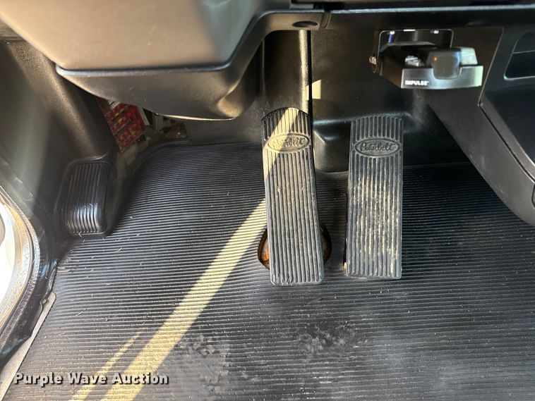 image for item EG1753 2011 Peterbilt 348 rollback truck