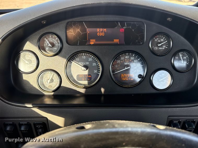 image for item EG1753 2011 Peterbilt 348 rollback truck