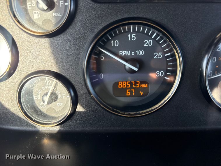 image for item EG1753 2011 Peterbilt 348 rollback truck