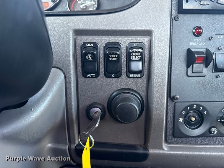 image for item EG1753 2011 Peterbilt 348 rollback truck