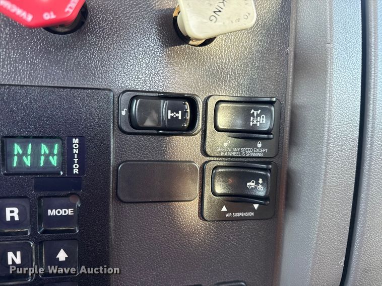 image for item EG1753 2011 Peterbilt 348 rollback truck