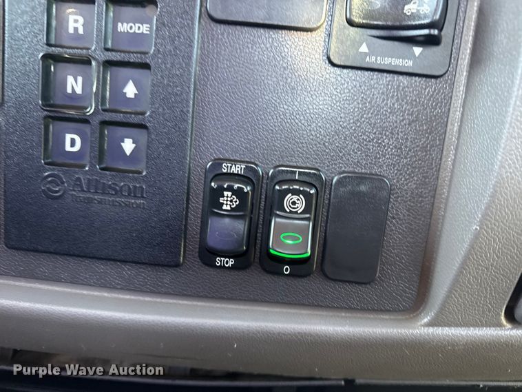 image for item EG1753 2011 Peterbilt 348 rollback truck