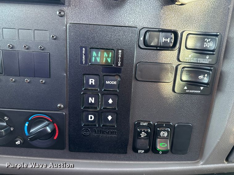 image for item EG1753 2011 Peterbilt 348 rollback truck