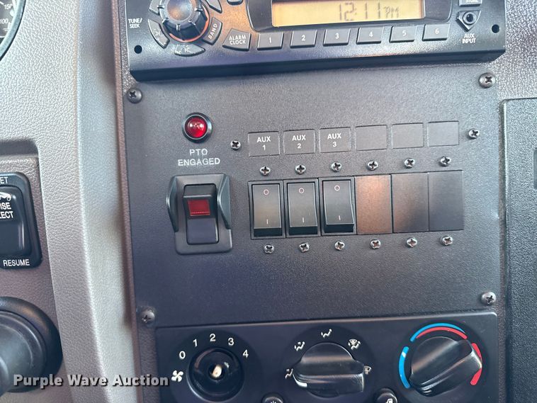 image for item EG1753 2011 Peterbilt 348 rollback truck