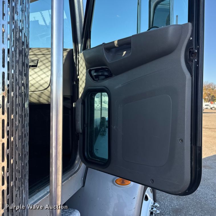 image for item EG1753 2011 Peterbilt 348 rollback truck