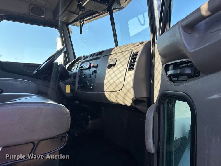 image for item EG1753 2011 Peterbilt 348 rollback truck