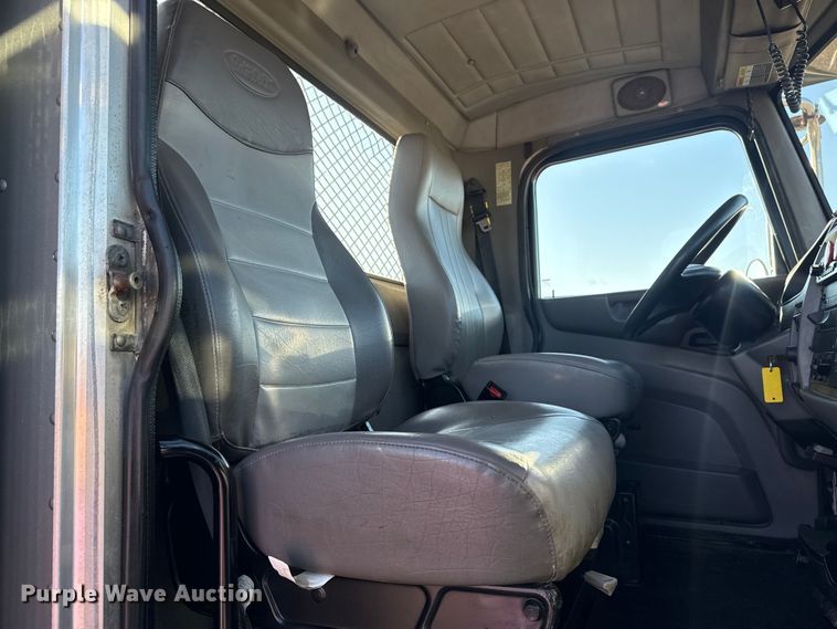 image for item EG1753 2011 Peterbilt 348 rollback truck