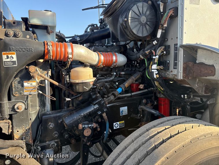 image for item EG1753 2011 Peterbilt 348 rollback truck