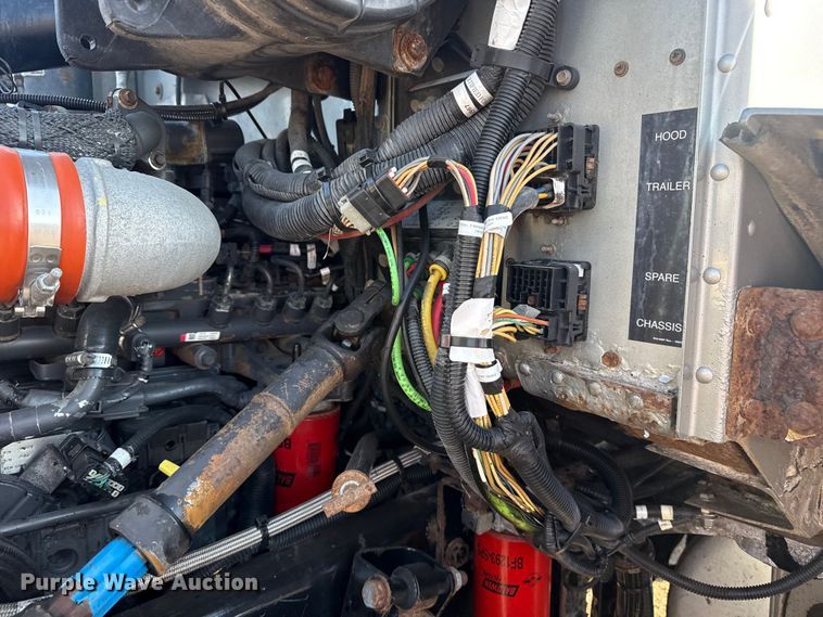 image for item EG1753 2011 Peterbilt 348 rollback truck