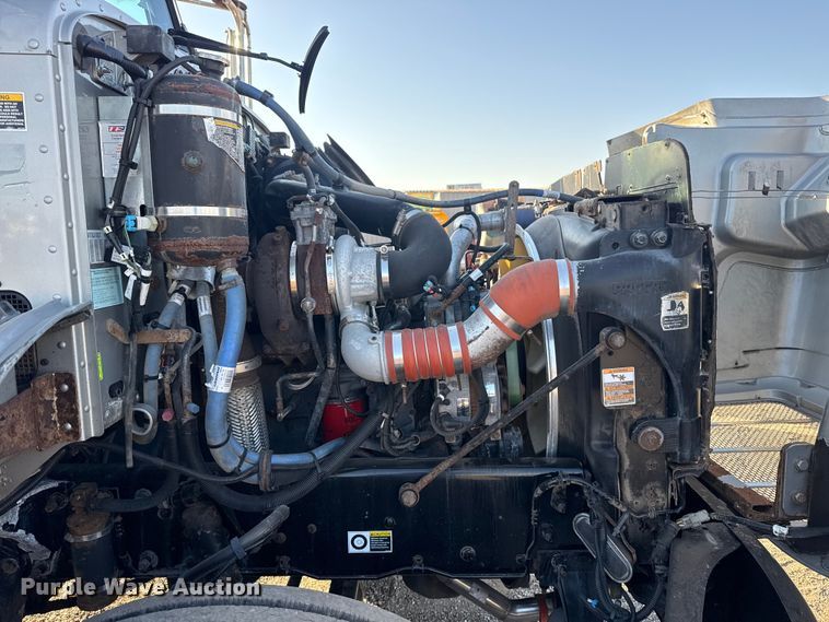 image for item EG1753 2011 Peterbilt 348 rollback truck