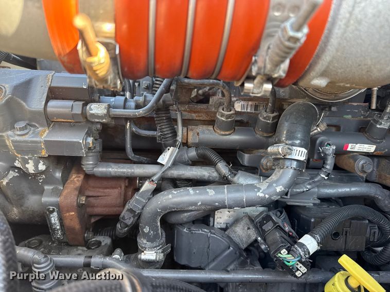 image for item EG1753 2011 Peterbilt 348 rollback truck