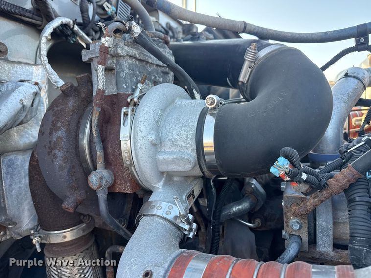 image for item EG1753 2011 Peterbilt 348 rollback truck