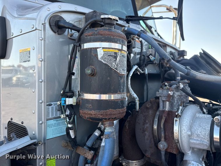 image for item EG1753 2011 Peterbilt 348 rollback truck