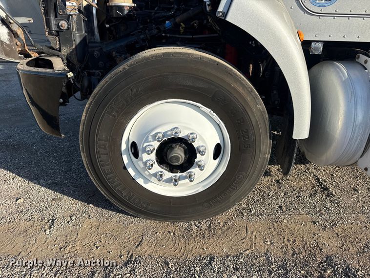 image for item EG1753 2011 Peterbilt 348 rollback truck