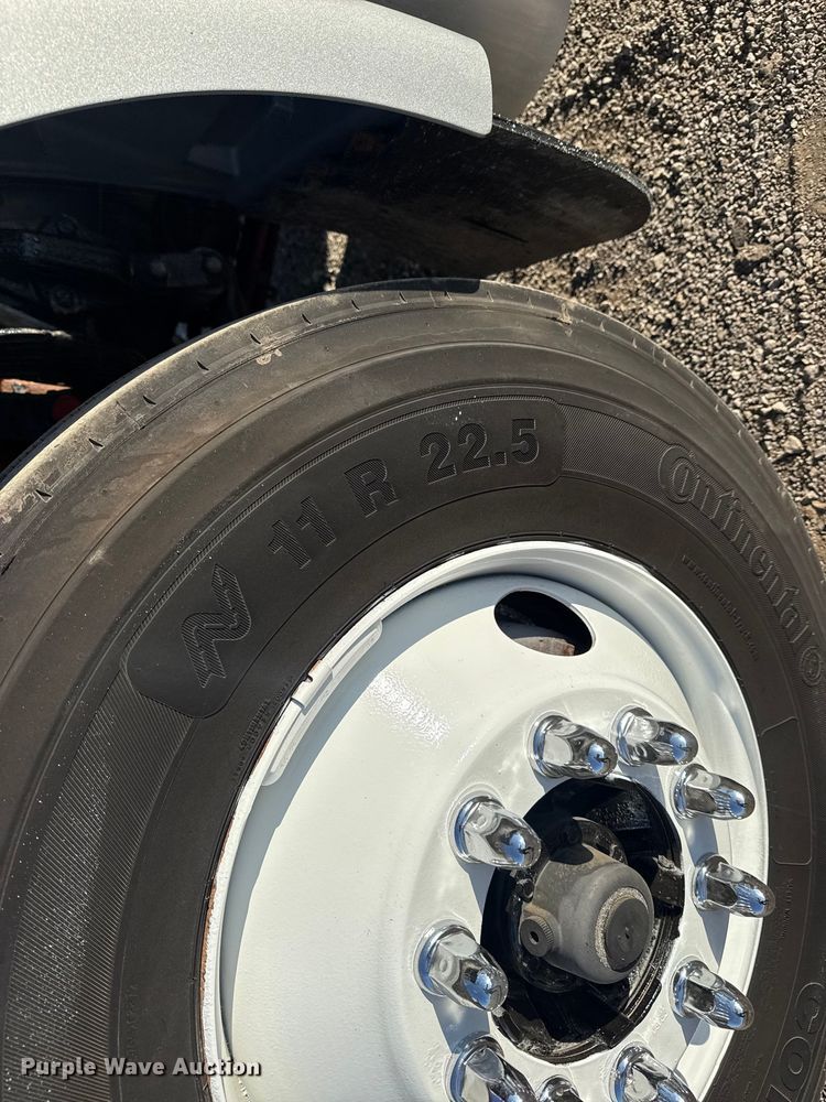 image for item EG1753 2011 Peterbilt 348 rollback truck