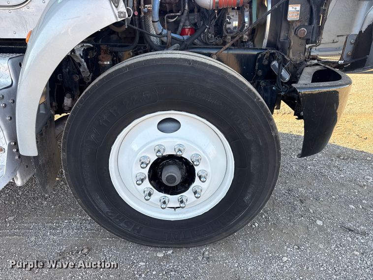 image for item EG1753 2011 Peterbilt 348 rollback truck