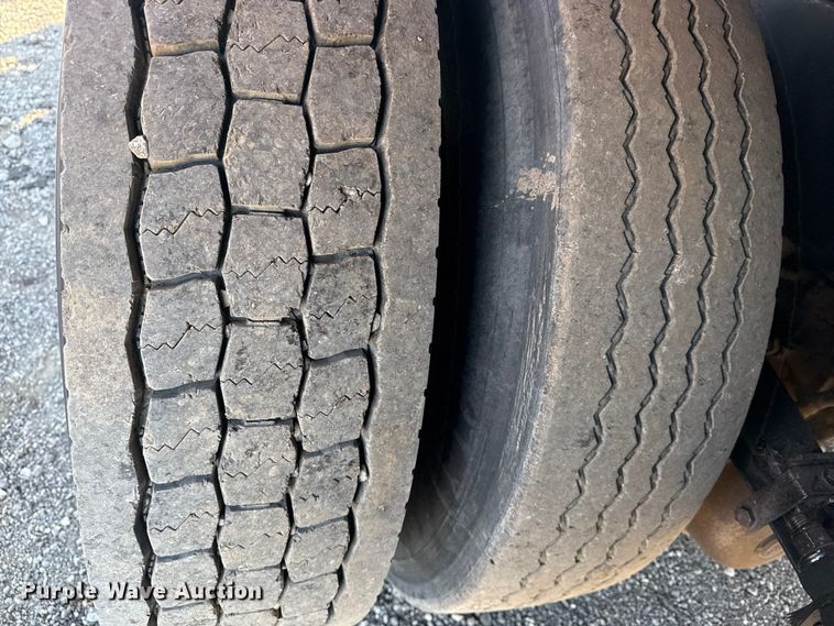 image for item EG1753 2011 Peterbilt 348 rollback truck