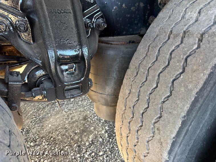 image for item EG1753 2011 Peterbilt 348 rollback truck