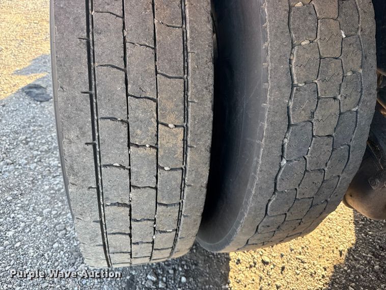 image for item EG1753 2011 Peterbilt 348 rollback truck