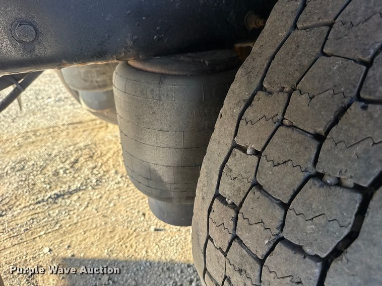 image for item EG1753 2011 Peterbilt 348 rollback truck