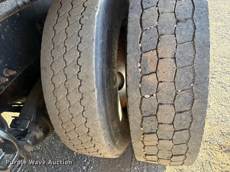 image for item EG1753 2011 Peterbilt 348 rollback truck