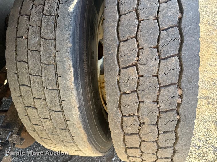 image for item EG1753 2011 Peterbilt 348 rollback truck