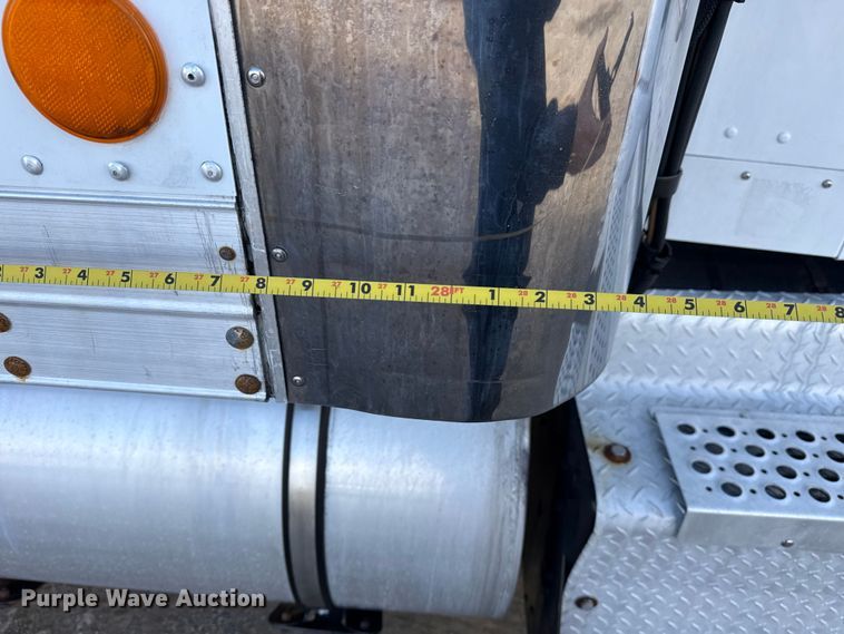 image for item EG1817 2013 Kenworth T660 box truck