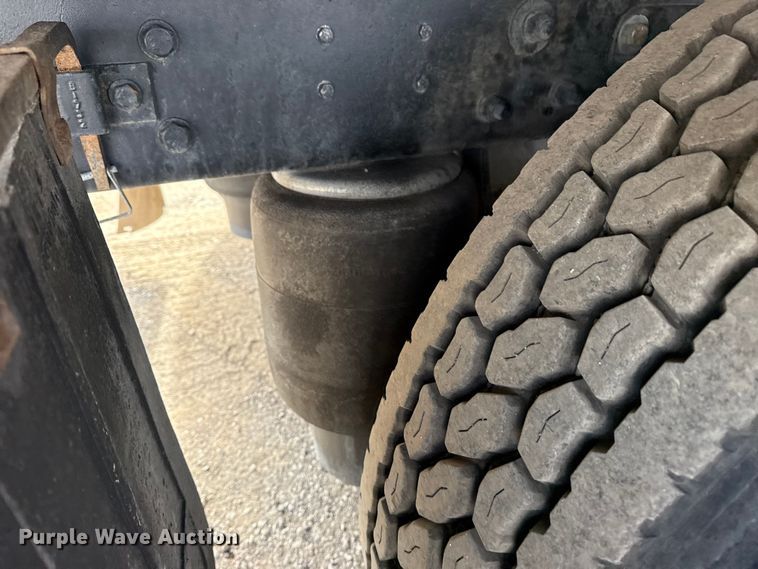 image for item EG1817 2013 Kenworth T660 box truck