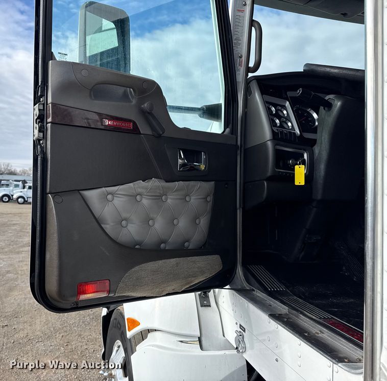 image for item EG1817 2013 Kenworth T660 box truck