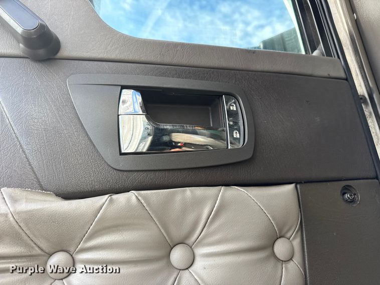 image for item EG1817 2013 Kenworth T660 box truck