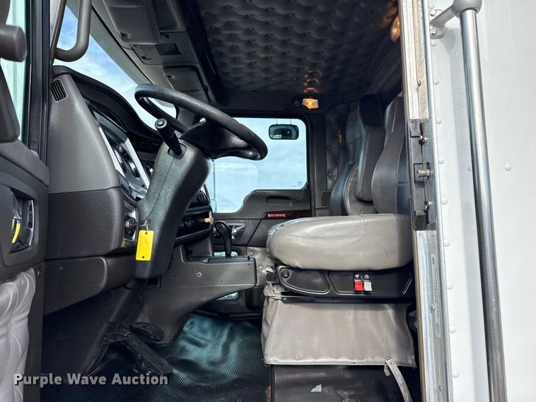 image for item EG1817 2013 Kenworth T660 box truck