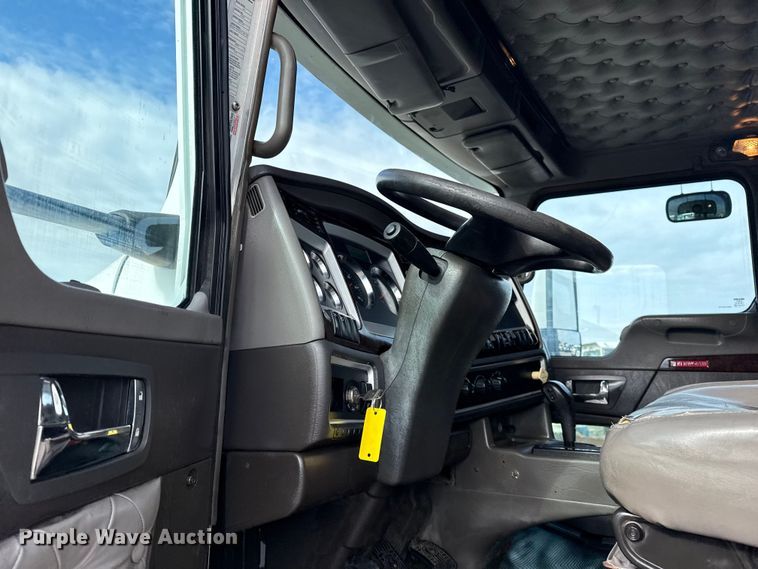 image for item EG1817 2013 Kenworth T660 box truck