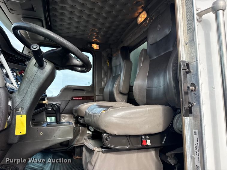 image for item EG1817 2013 Kenworth T660 box truck