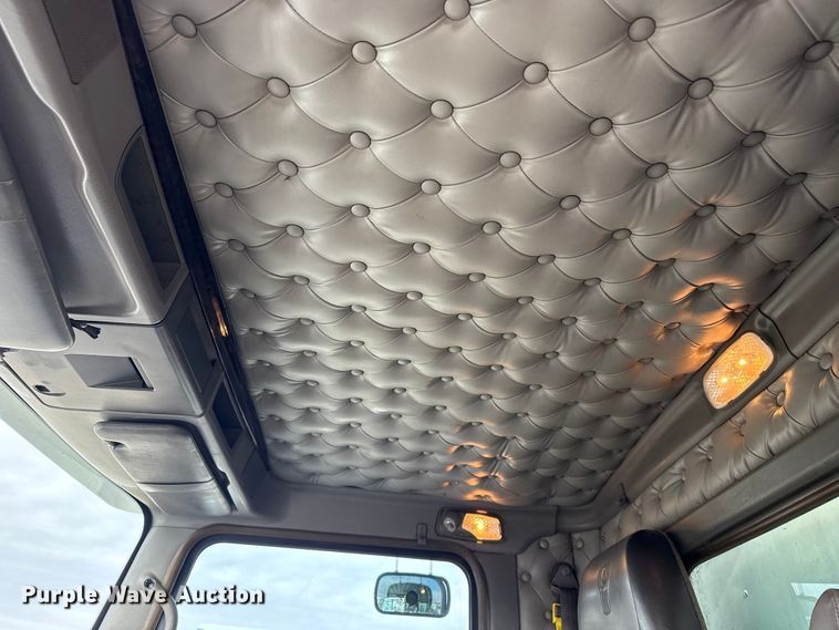 image for item EG1817 2013 Kenworth T660 box truck