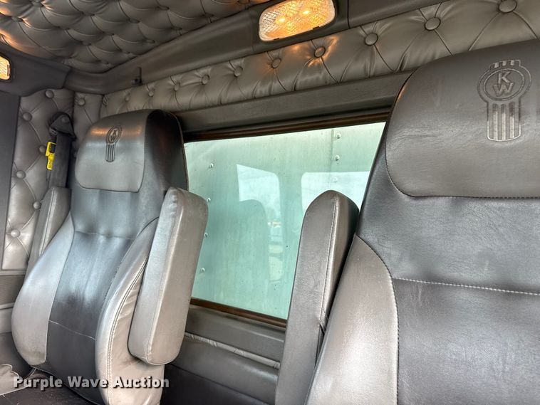 image for item EG1817 2013 Kenworth T660 box truck